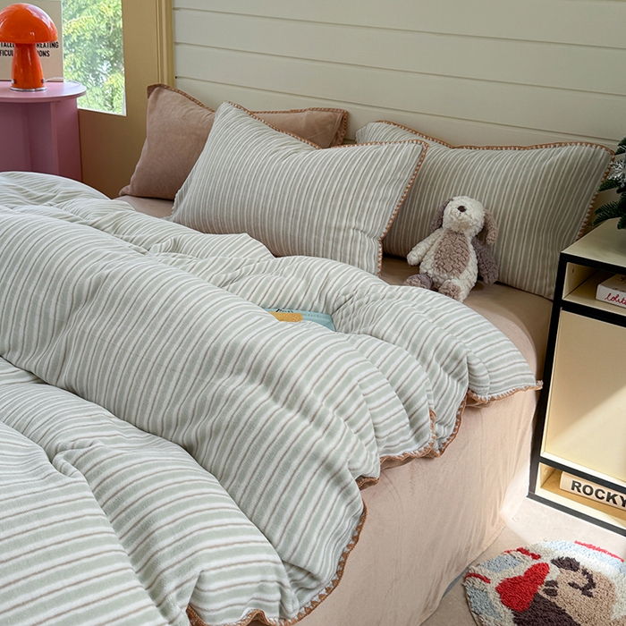 91家纺网 家纺一手货源 找家纺 三朵家纺 2025新款无印风三角针牛奶绒四件套 豆豆绿细条