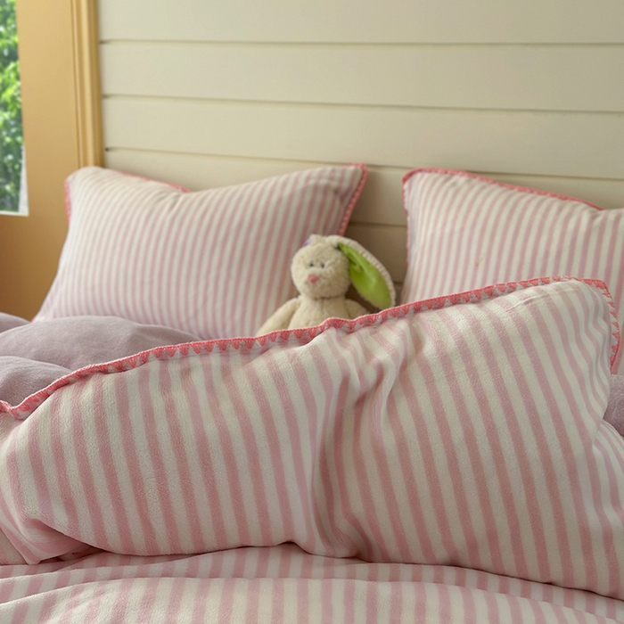 91家纺网 家纺一手货源 找家纺 三朵家纺 2025新款无印风三角针牛奶绒四件套 樱花粉细条