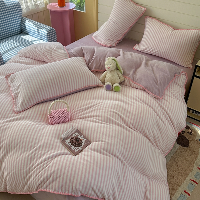 91家纺网 家纺一手货源 找家纺 三朵家纺 2025新款无印风三角针牛奶绒四件套 樱花粉细条