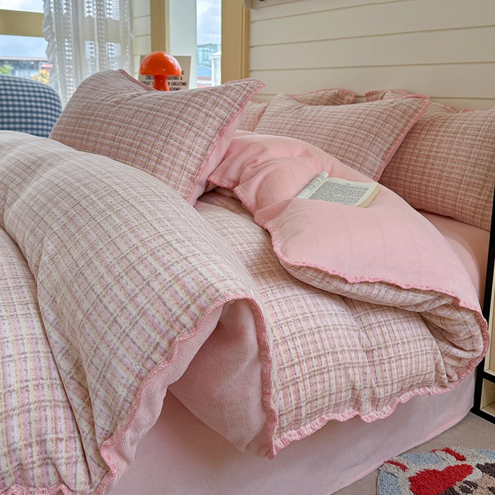 91家纺网 家纺一手货源 找家纺 三朵家纺 2025新款无印风三角针牛奶绒四件套 粉色小香