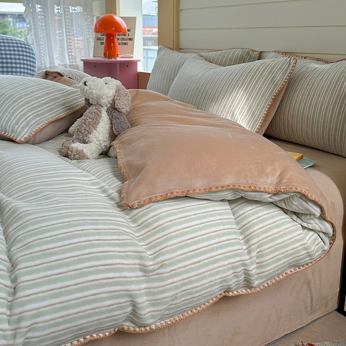 91家纺网 家纺一手货源 找家纺 三朵家纺 2025新款无印风三角针牛奶绒四件套 豆豆绿细条