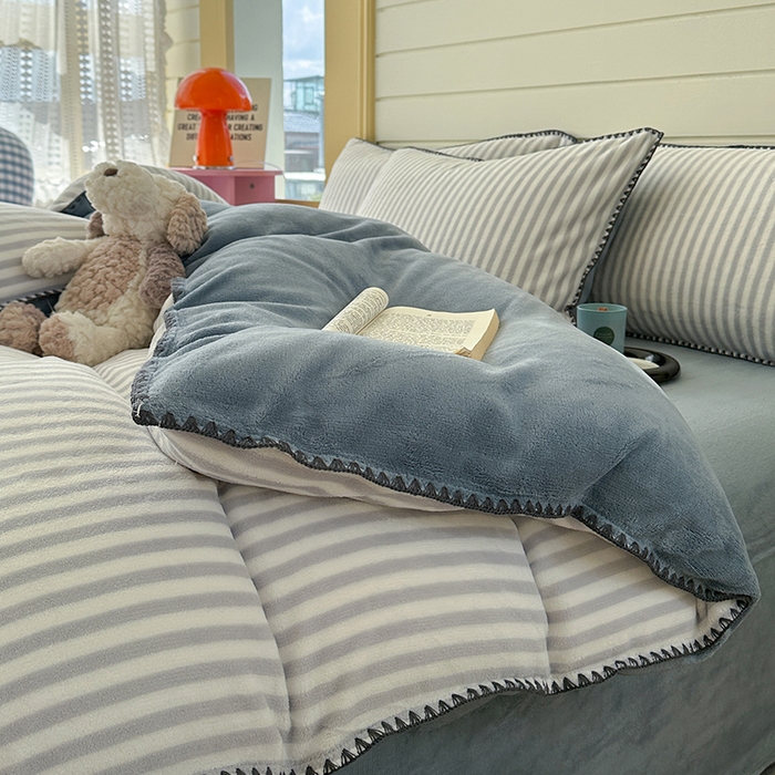 91家纺网 家纺一手货源 找家纺 三朵家纺 2025新款无印风三角针牛奶绒四件套 淡雅灰细条