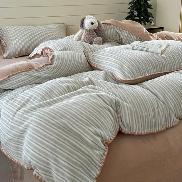 91家纺网 家纺一手货源 找家纺 三朵家纺 2025新款无印风三角针牛奶绒四件套 豆豆绿细条