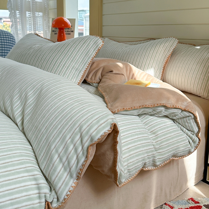 91家纺网 家纺一手货源 找家纺 三朵家纺 2025新款无印风三角针牛奶绒四件套 豆豆绿细条