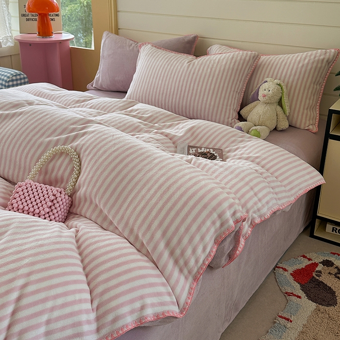 91家纺网 家纺一手货源 找家纺 三朵家纺 2025新款无印风三角针牛奶绒四件套 樱花粉细条