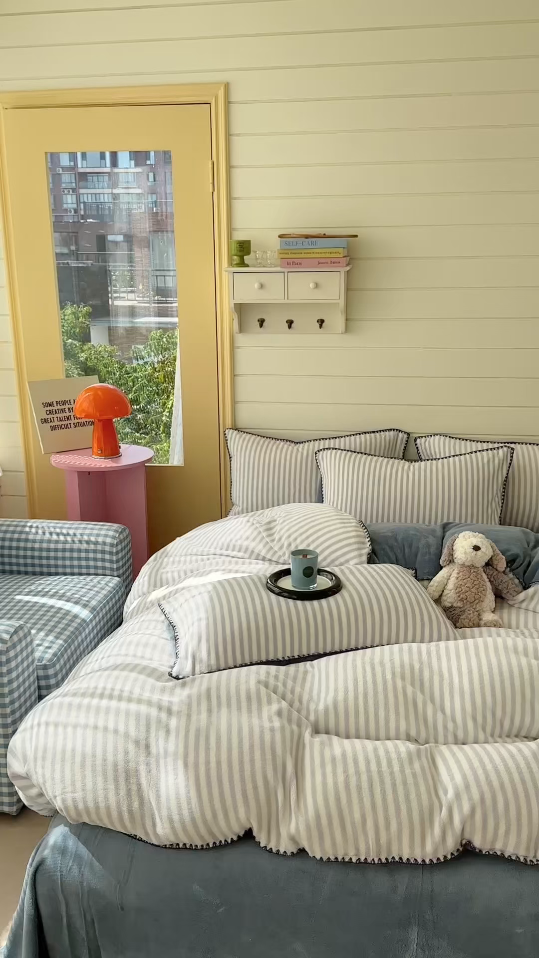 91家纺网 家纺一手货源 找家纺 三朵家纺 2025新款无印风三角针牛奶绒四件套 淡雅灰细条