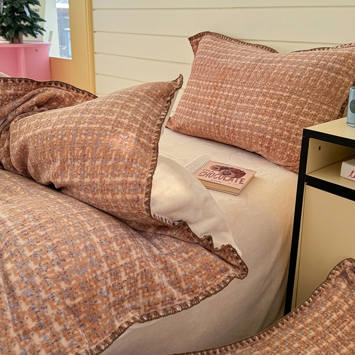 91家纺网 家纺一手货源 找家纺 三朵家纺 2025新款无印风三角针牛奶绒四件套 咖色小香