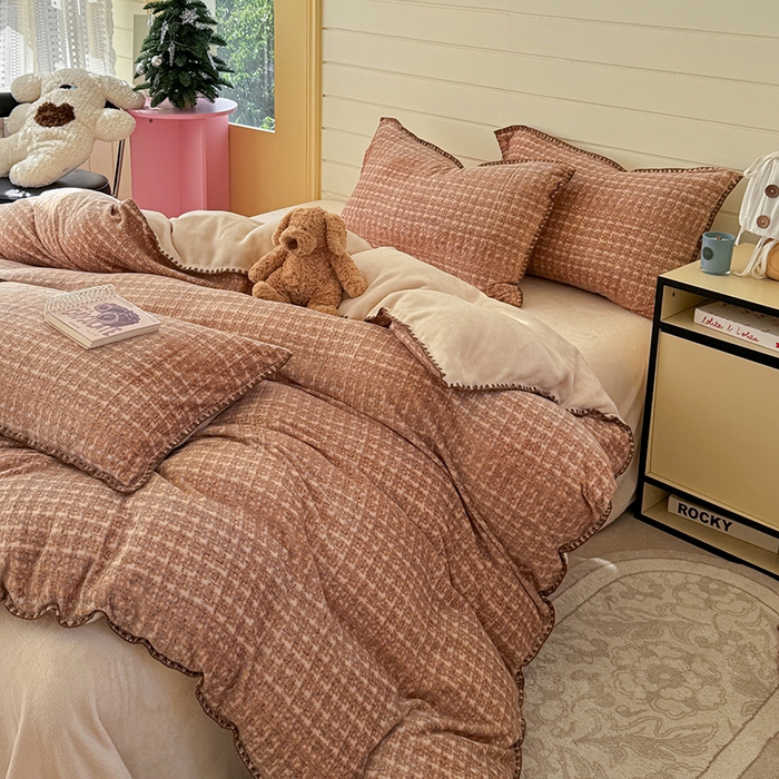 91家纺网 家纺一手货源 找家纺 三朵家纺 2025新款无印风三角针牛奶绒四件套 咖色小香