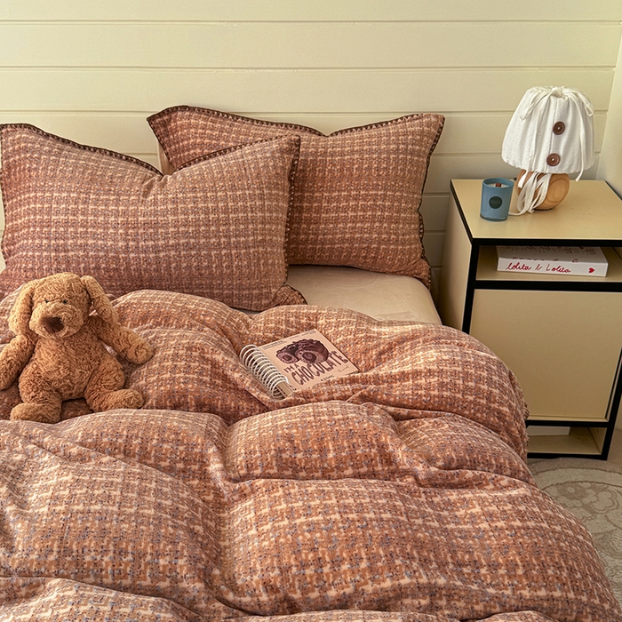 91家纺网 家纺一手货源 找家纺 三朵家纺 2025新款无印风三角针牛奶绒四件套 咖色小香