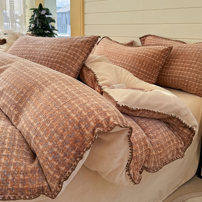 91家纺网 家纺一手货源 找家纺 三朵家纺 2025新款无印风三角针牛奶绒四件套 咖色小香