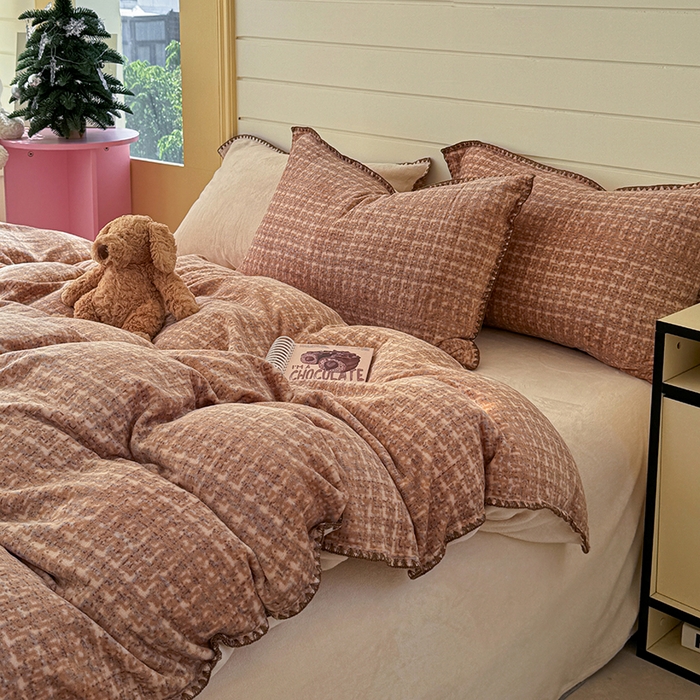 91家纺网 家纺一手货源 找家纺 三朵家纺 2025新款无印风三角针牛奶绒四件套 咖色小香