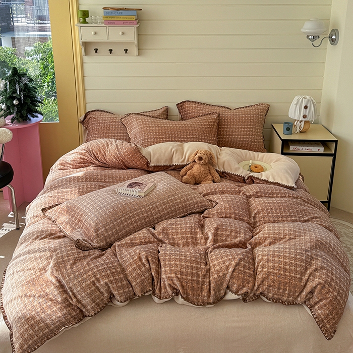 91家纺网 家纺一手货源 找家纺 三朵家纺 2025新款无印风三角针牛奶绒四件套 咖色小香