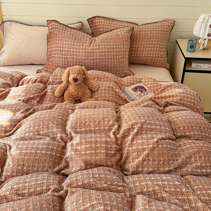 91家纺网 家纺一手货源 找家纺 三朵家纺 2025新款无印风三角针牛奶绒四件套 咖色小香