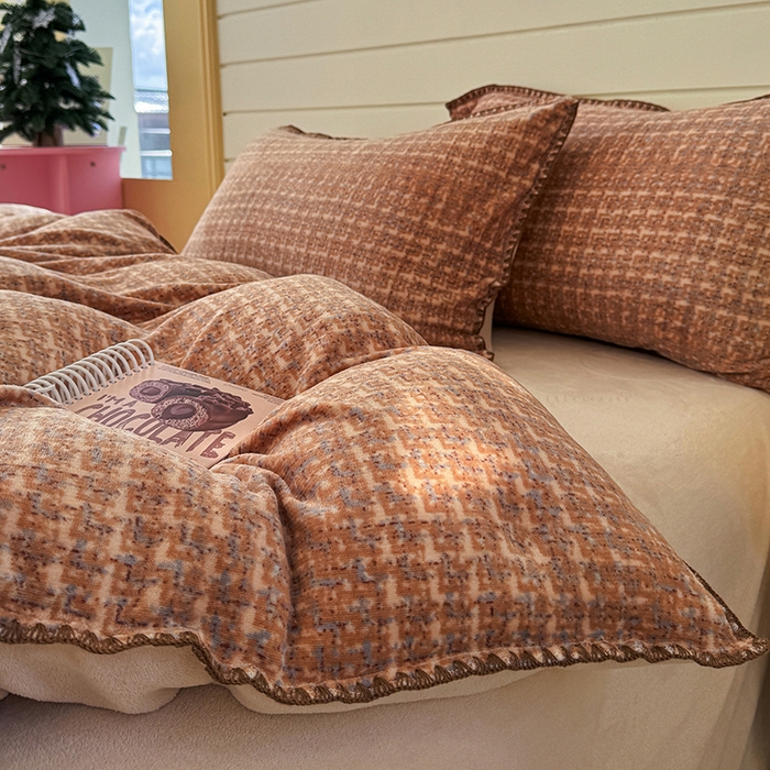 91家纺网 家纺一手货源 找家纺 三朵家纺 2025新款无印风三角针牛奶绒四件套 咖色小香