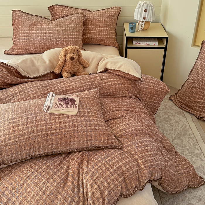 91家纺网 家纺一手货源 找家纺 三朵家纺 2025新款无印风三角针牛奶绒四件套 咖色小香