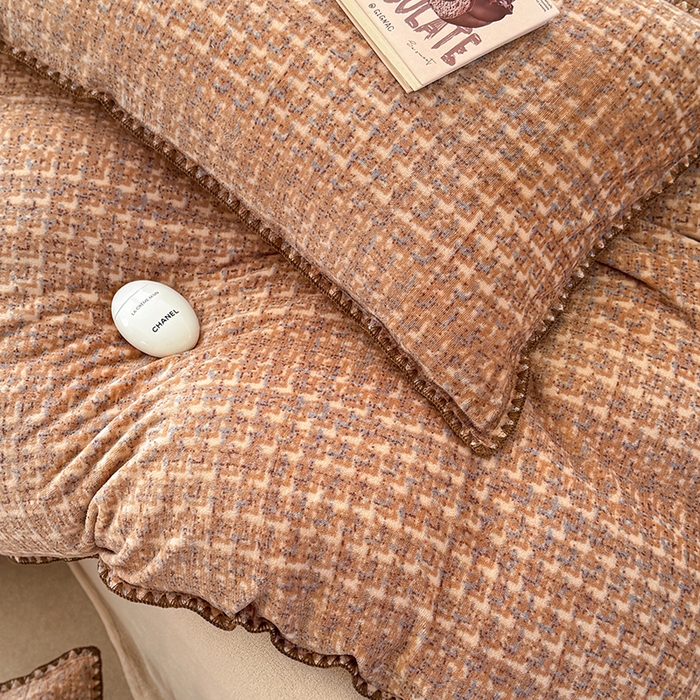 91家纺网 家纺一手货源 找家纺 三朵家纺 2025新款无印风三角针牛奶绒四件套 咖色小香