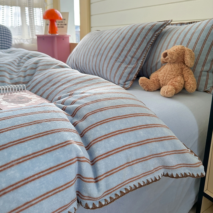 91家纺网 家纺一手货源 找家纺 三朵家纺 2025新款无印风三角针牛奶绒四件套 蓝调条纹