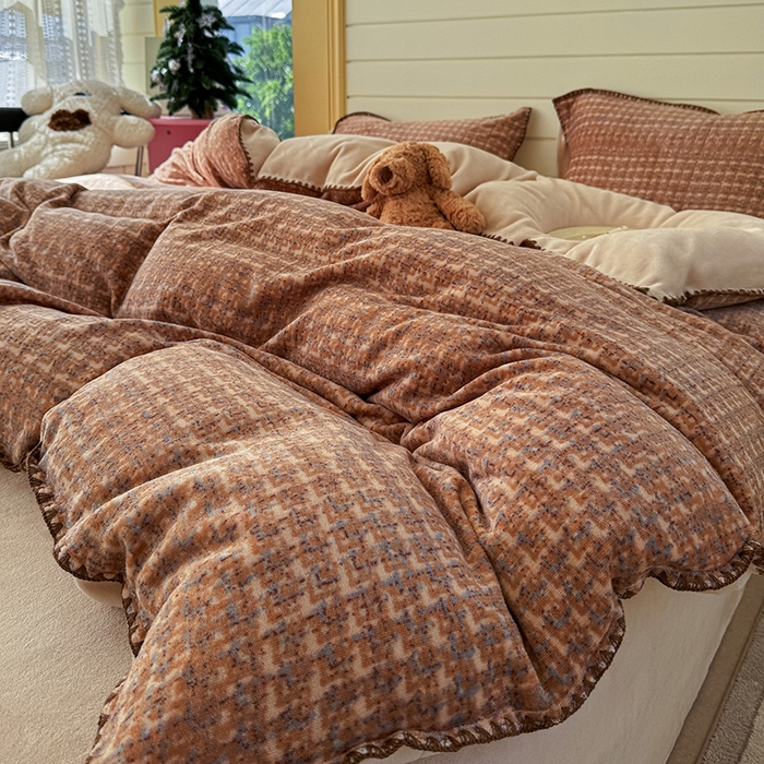 91家纺网 家纺一手货源 找家纺 三朵家纺 2025新款无印风三角针牛奶绒四件套 咖色小香