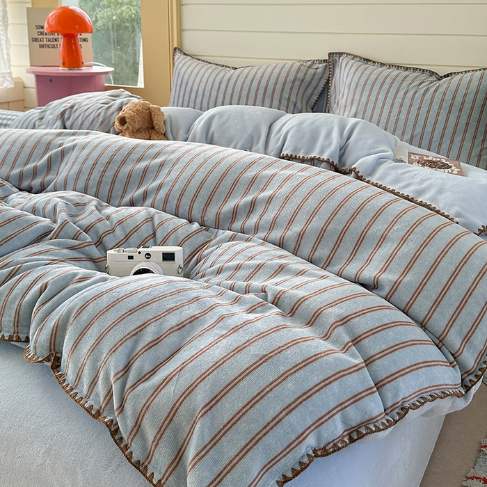 91家纺网 家纺一手货源 找家纺 三朵家纺 2025新款无印风三角针牛奶绒四件套 蓝调条纹