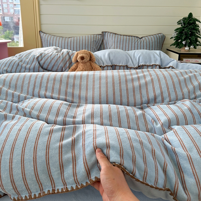 91家纺网 家纺一手货源 找家纺 三朵家纺 2025新款无印风三角针牛奶绒四件套 蓝调条纹