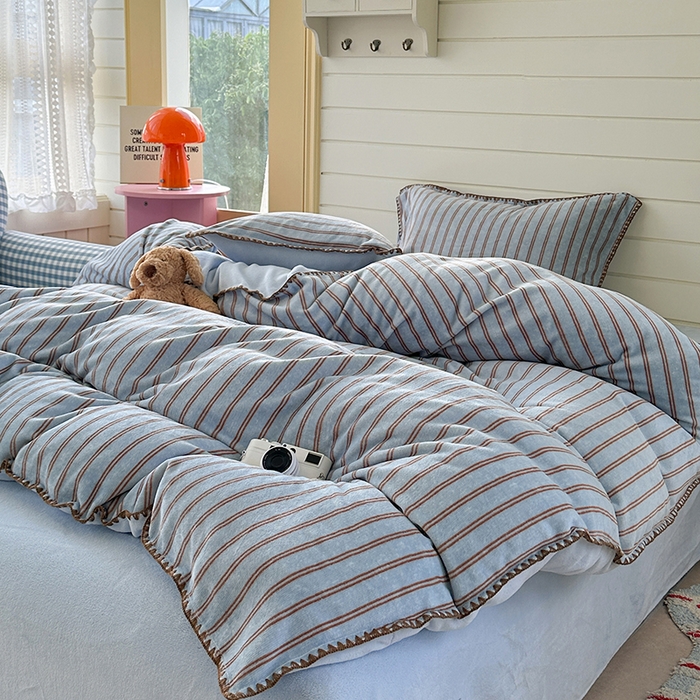 91家纺网 家纺一手货源 找家纺 三朵家纺 2025新款无印风三角针牛奶绒四件套 蓝调条纹