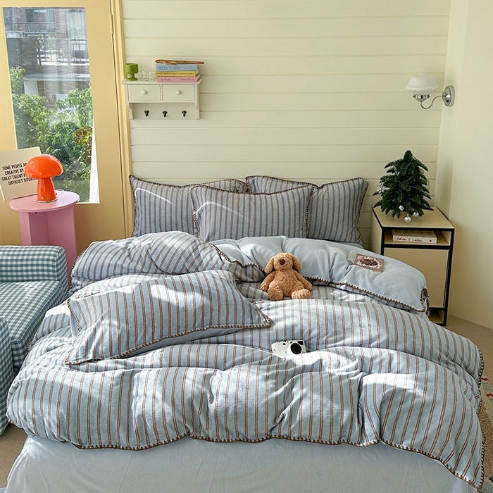 91家纺网 家纺一手货源 找家纺 三朵家纺 2025新款无印风三角针牛奶绒四件套 蓝调条纹