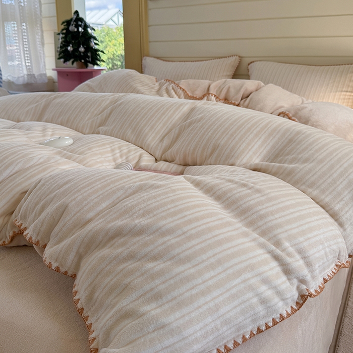 91家纺网 家纺一手货源 找家纺 三朵家纺 2025新款无印风三角针牛奶绒四件套 浅卡其小条