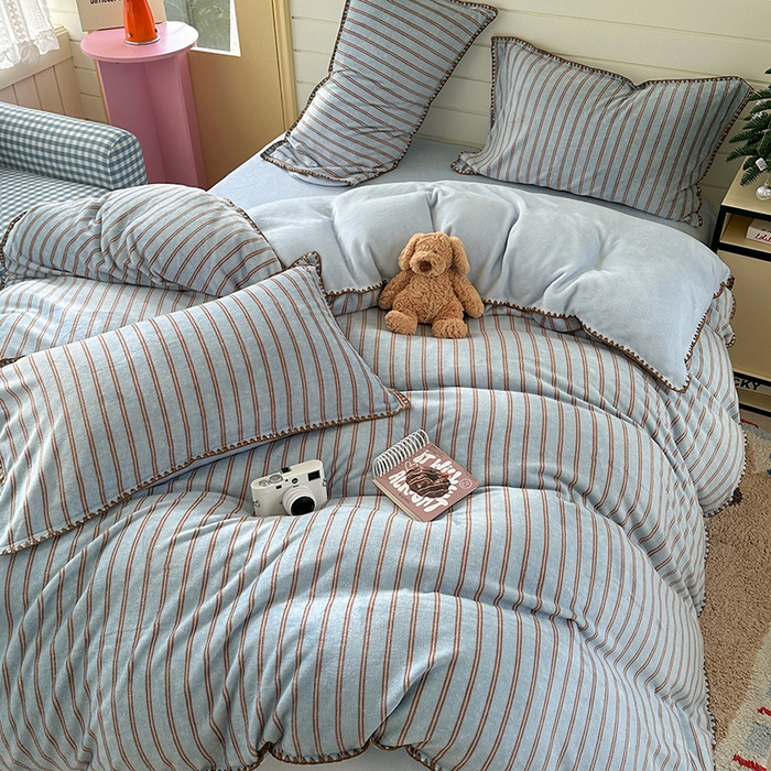 91家纺网 家纺一手货源 找家纺 三朵家纺 2025新款无印风三角针牛奶绒四件套 蓝调条纹