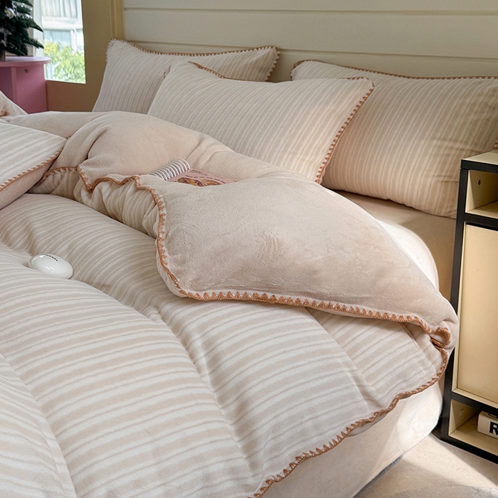 91家纺网 家纺一手货源 找家纺 三朵家纺 2025新款无印风三角针牛奶绒四件套 浅卡其小条