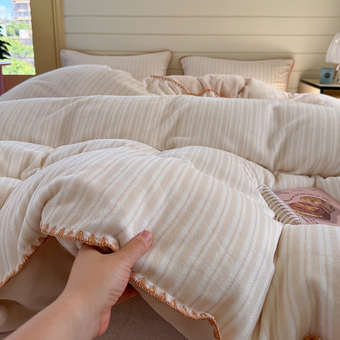 91家纺网 家纺一手货源 找家纺 三朵家纺 2025新款无印风三角针牛奶绒四件套 浅卡其小条