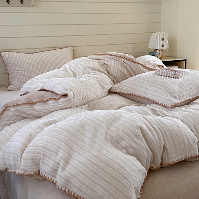 91家纺网 家纺一手货源 找家纺 三朵家纺 2025新款无印风三角针牛奶绒四件套 浅卡其小条