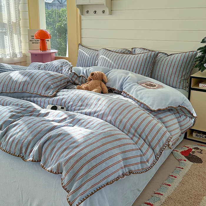 91家纺网 家纺一手货源 找家纺 三朵家纺 2025新款无印风三角针牛奶绒四件套 蓝调条纹