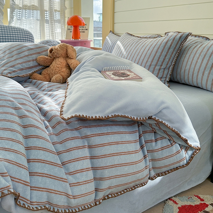 91家纺网 家纺一手货源 找家纺 三朵家纺 2025新款无印风三角针牛奶绒四件套 蓝调条纹