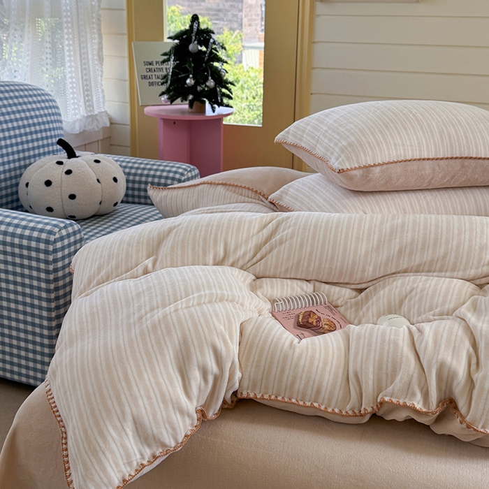 91家纺网 家纺一手货源 找家纺 三朵家纺 2025新款无印风三角针牛奶绒四件套 浅卡其小条