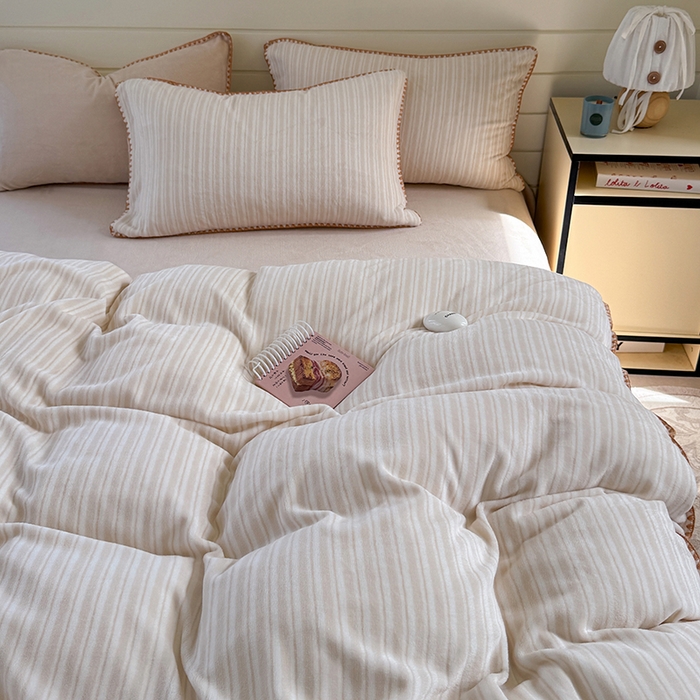 91家纺网 家纺一手货源 找家纺 三朵家纺 2025新款无印风三角针牛奶绒四件套 浅卡其小条