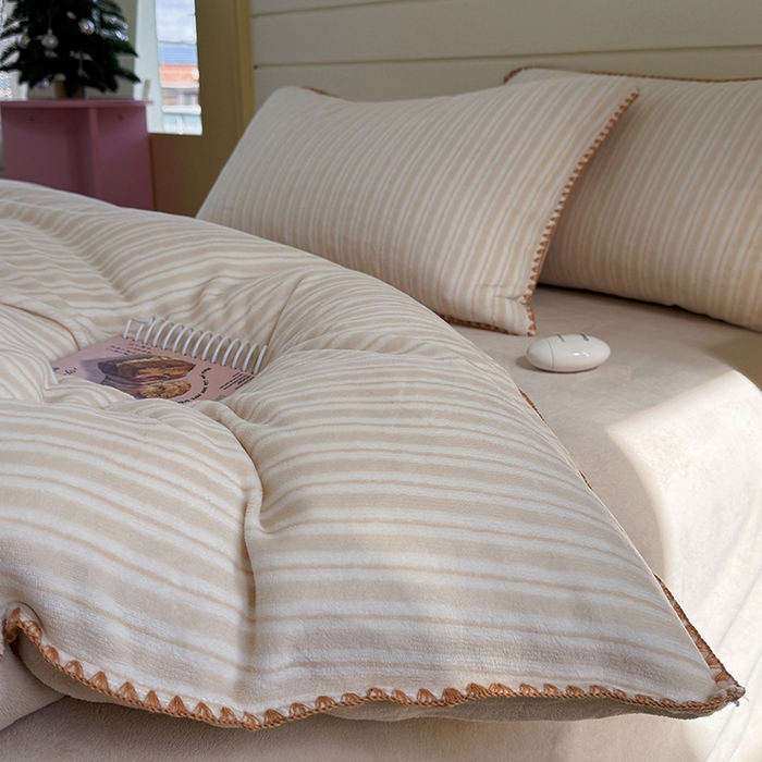 91家纺网 家纺一手货源 找家纺 三朵家纺 2025新款无印风三角针牛奶绒四件套 浅卡其小条