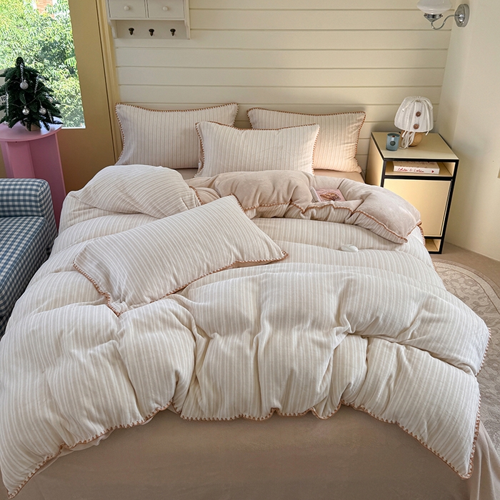 91家纺网 家纺一手货源 找家纺 三朵家纺 2025新款无印风三角针牛奶绒四件套 浅卡其小条