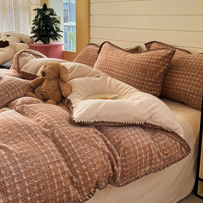 91家纺网 家纺一手货源 找家纺 三朵家纺 2025新款无印风三角针牛奶绒四件套 咖色小香