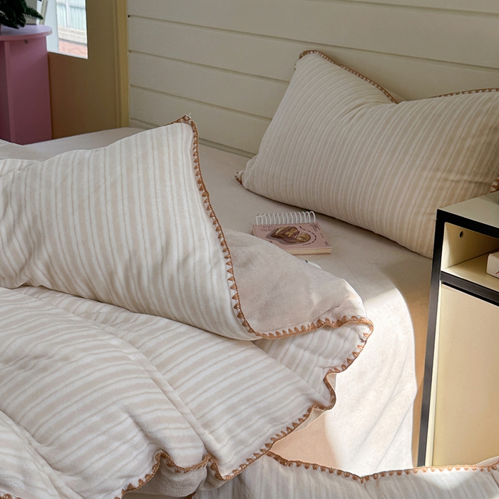 91家纺网 家纺一手货源 找家纺 三朵家纺 2025新款无印风三角针牛奶绒四件套 浅卡其小条