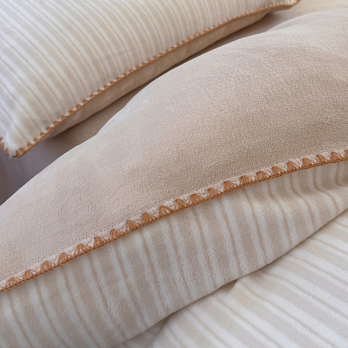 91家纺网 家纺一手货源 找家纺 三朵家纺 2025新款无印风三角针牛奶绒四件套 浅卡其小条