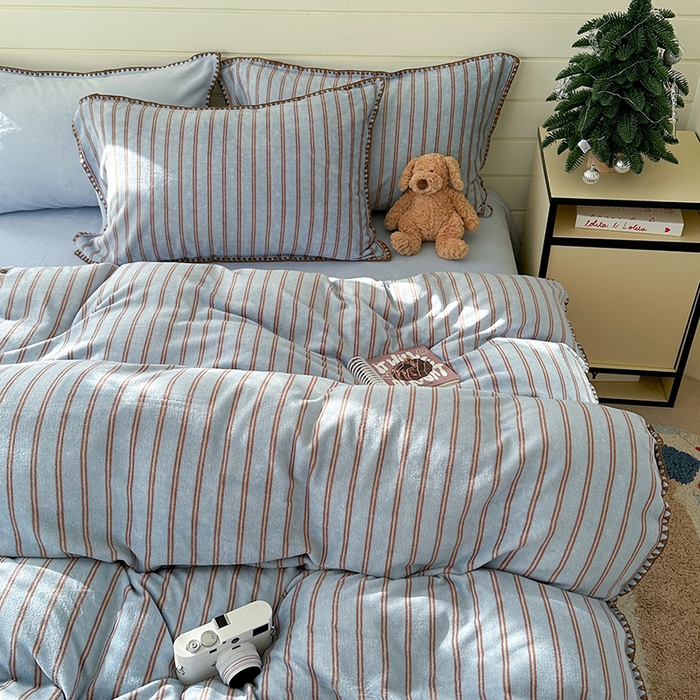 91家纺网 家纺一手货源 找家纺 三朵家纺 2025新款无印风三角针牛奶绒四件套 蓝调条纹