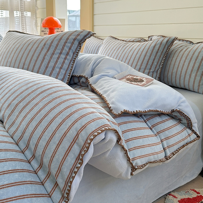 91家纺网 家纺一手货源 找家纺 三朵家纺 2025新款无印风三角针牛奶绒四件套 蓝调条纹