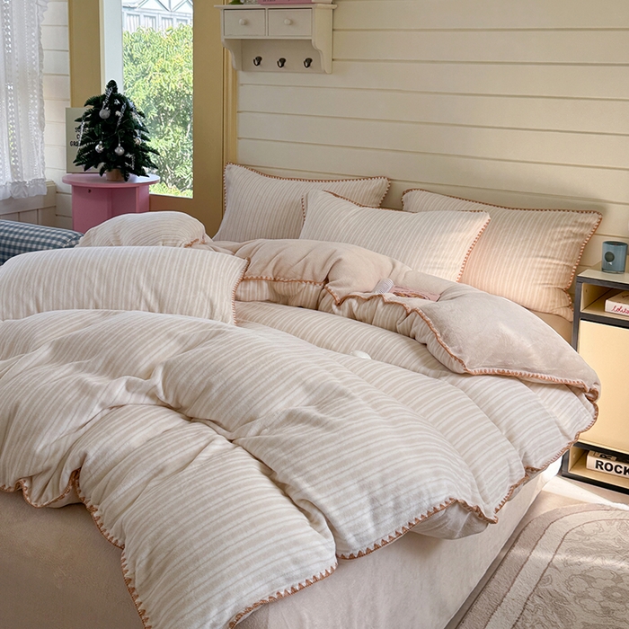 91家纺网 家纺一手货源 找家纺 三朵家纺 2025新款无印风三角针牛奶绒四件套 浅卡其小条