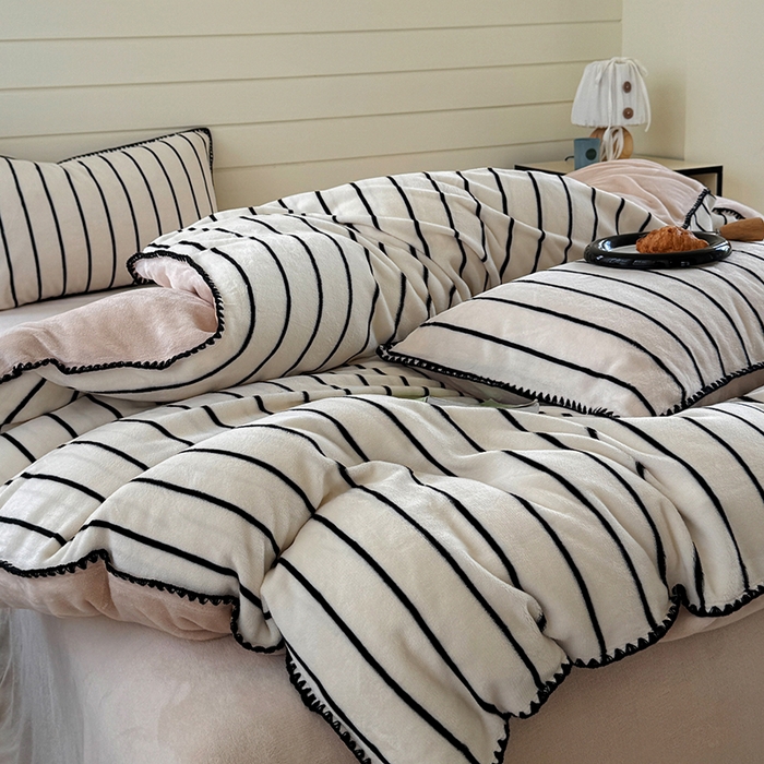 91家纺网 家纺一手货源 找家纺 三朵家纺 2025新款无印风三角针牛奶绒四件套 黑白纹细条