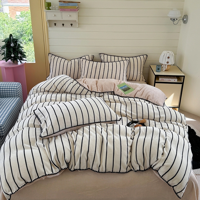 91家纺网 家纺一手货源 找家纺 三朵家纺 2025新款无印风三角针牛奶绒四件套 黑白纹细条