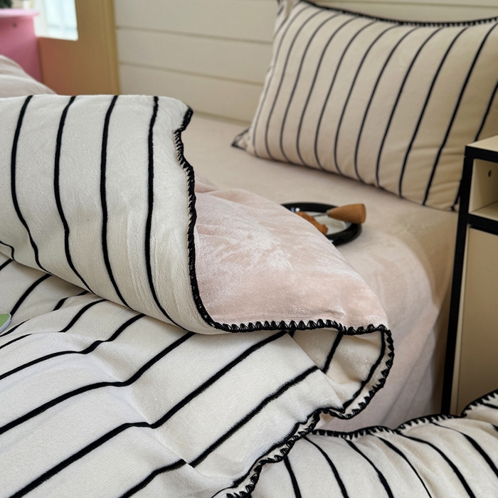 91家纺网 家纺一手货源 找家纺 三朵家纺 2025新款无印风三角针牛奶绒四件套 黑白纹细条