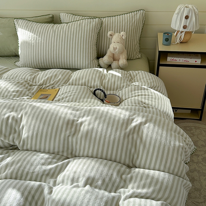 91家纺网 家纺一手货源 找家纺 三朵家纺 2025新款无印风三角针牛奶绒四件套 薄荷绿细条