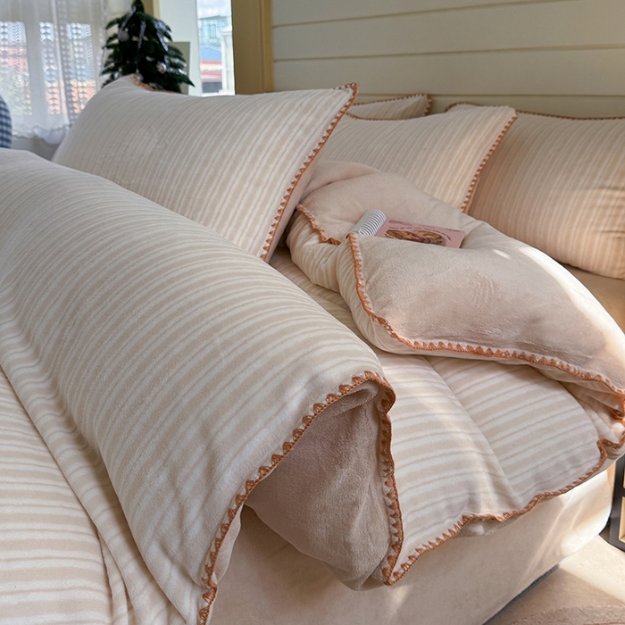 91家纺网 家纺一手货源 找家纺 三朵家纺 2025新款无印风三角针牛奶绒四件套 浅卡其小条