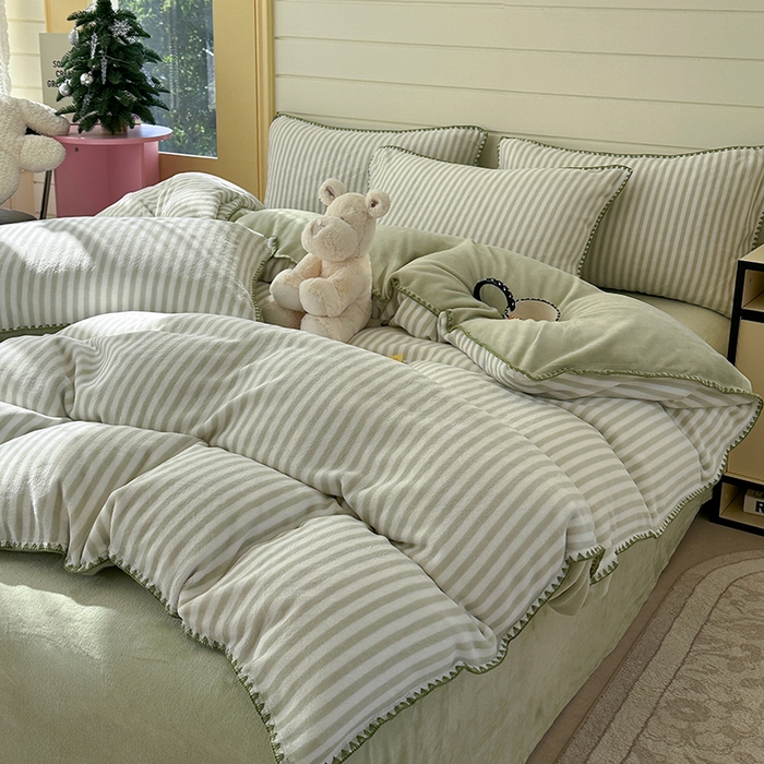 91家纺网 家纺一手货源 找家纺 三朵家纺 2025新款无印风三角针牛奶绒四件套 薄荷绿细条