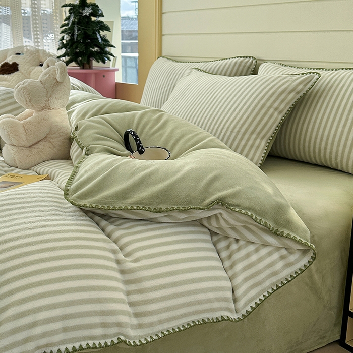 91家纺网 家纺一手货源 找家纺 三朵家纺 2025新款无印风三角针牛奶绒四件套 薄荷绿细条